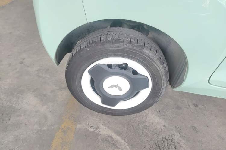 Used Wuling Hongguang MINIEV 2022 Macaron Fashion Model Lithium Iron Phosphate Right Rear Wheel Hub