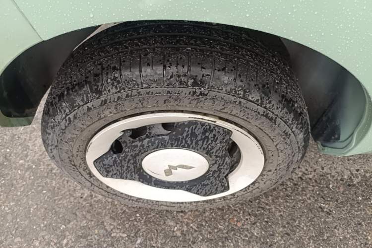 Used Wuling Hongguang MINIEV 2022 Macaron Fashion Model Lithium Iron Phosphate Right Rear Wheel Hub