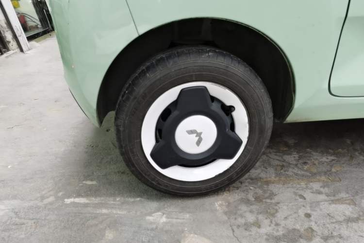 Used Wuling Hongguang MINIEV 2022 Macaron Fashion Model Lithium Iron Phosphate Right Rear Wheel Hub