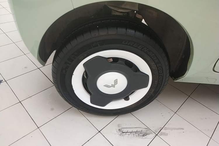 Used Wuling Hongguang MINIEV 2022 Macaron Fashion Model Lithium Iron Phosphate Right Rear Wheel Hub