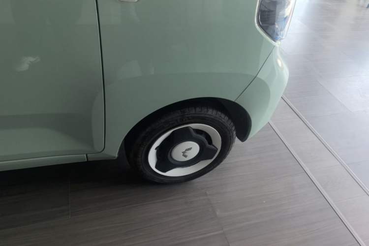 Used Wuling Hongguang MINIEV 2022 Macaron Fashion Edition Lithium-Nickel-Cobalt-Alpha-oxide Right Rear Wheel Hub