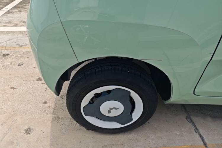 Used Wuling Hongguang MINIEV 2022 Macaron Fashion Model Lithium Iron Phosphate Right Rear Wheel Hub