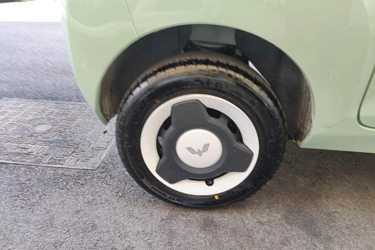 Used Wuling Hongguang MINIEV 2022 Macaron Fashion Model Lithium Iron Phosphate Right Rear Wheel Hub