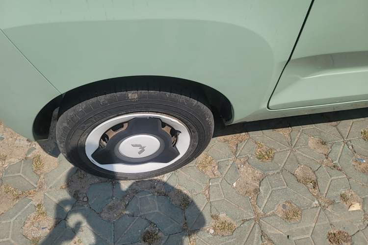 Used Wuling Hongguang MINIEV 2022 Macaron Fashion Model Lithium Iron Phosphate Right Rear Wheel Hub