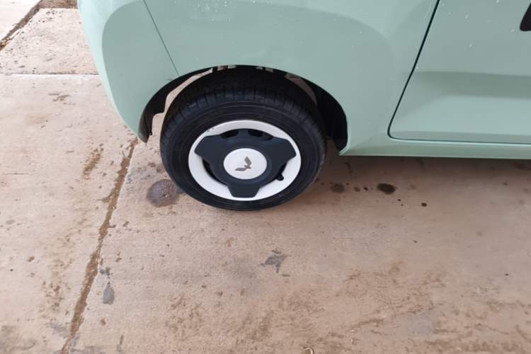 Used Wuling Hongguang MINIEV 2022 Macaron Fashion Model Lithium Iron Phosphate Right Rear Wheel Hub