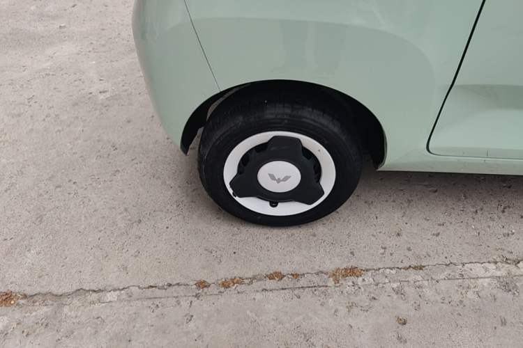 Used Wuling Hongguang MINIEV 2022 Macaron Premium Model – Lithium Iron Phosphate Right Rear Wheel Hub