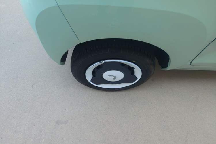 Used Wuling Hongguang MINIEV 2022 Macaron Fashion Edition Lithium-Nickel-Cobalt-Alpha-oxide Right Rear Wheel Hub