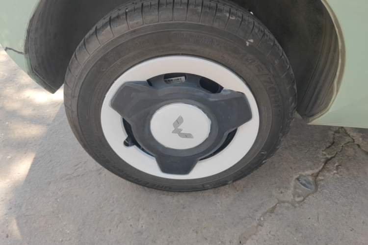 Used Wuling Hongguang MINIEV 2022 Macaron Fashion Model Lithium Iron Phosphate Right Rear Wheel Hub