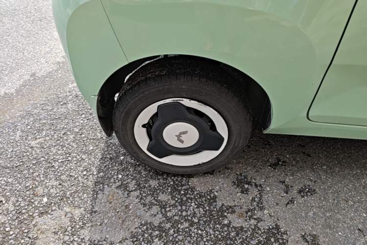 Used Wuling Hongguang MINIEV 2022 Macaron Fashion Model Lithium Iron Phosphate Right Rear Wheel Hub