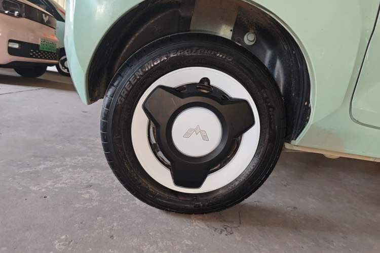 Used Wuling Hongguang MINIEV 2022 Macaron Fashion Model Lithium Iron Phosphate Right Rear Wheel Hub