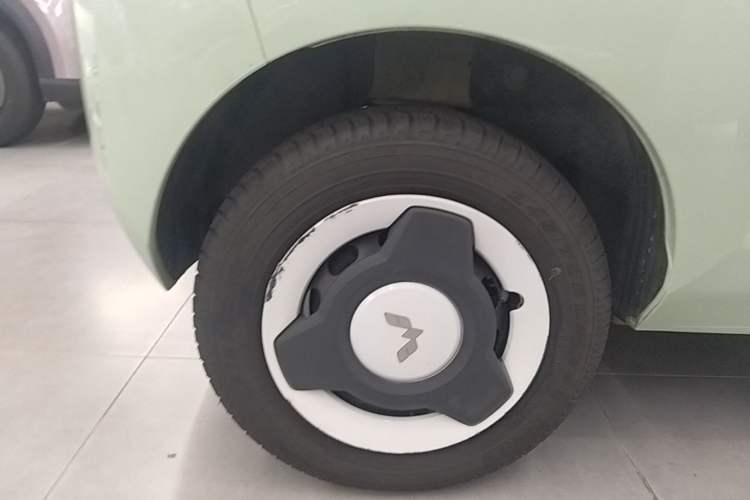 Used Wuling Hongguang MINIEV 2022 Macaron Fashion Model Lithium Iron Phosphate Right Rear Wheel Hub