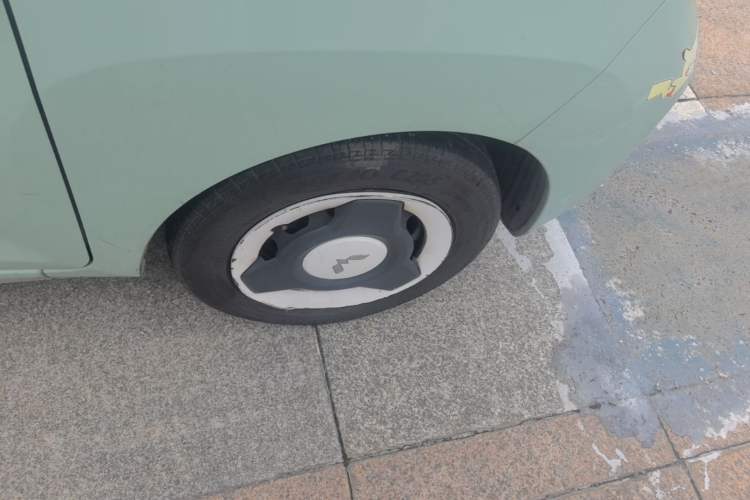 Used Wuling Hongguang MINIEV 2022 Macaron Fashion Model Lithium Iron Phosphate Right Rear Wheel Hub
