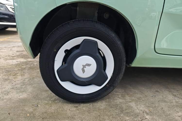 Used Wuling Hongguang MINIEV 2022 Macaron Fashion Model Lithium Iron Phosphate Right Rear Wheel Hub