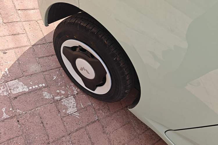 Used Wuling Hongguang MINIEV 2022 Macaron Fashion Model Lithium Iron Phosphate Right Rear Wheel Hub