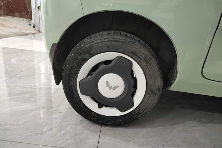 Used Wuling Hongguang MINIEV 2022 Macaron Premium Model – Lithium Iron Phosphate Right Rear Wheel Hub