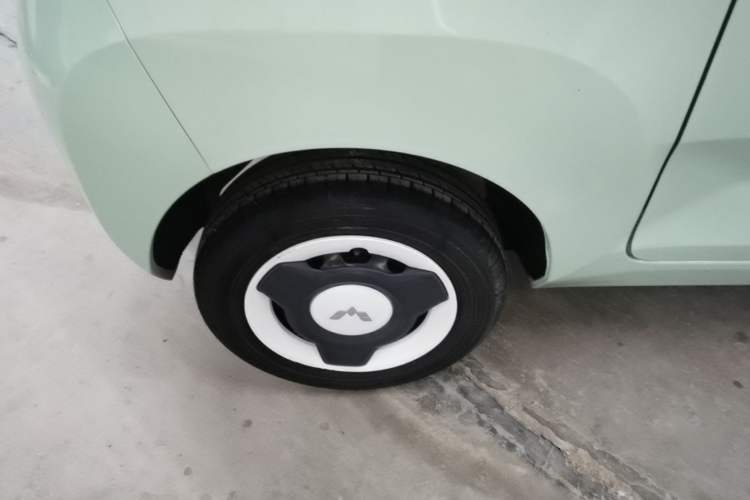 Used Wuling Hongguang MINIEV 2022 Macaron Fashion Model Lithium Iron Phosphate Right Rear Wheel Hub