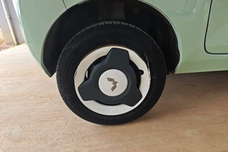 Used Wuling Hongguang MINIEV 2022 Macaron Fashion Model Lithium Iron Phosphate Right Rear Wheel Hub