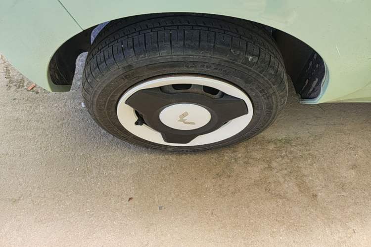 Used Wuling Hongguang MINIEV 2022 Macaron Fashion Model Lithium Iron Phosphate Right Rear Wheel Hub