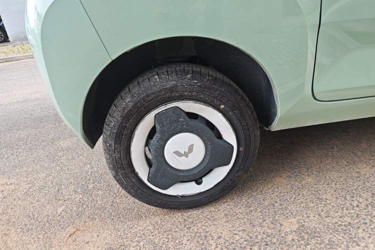 Used Wuling Hongguang MINIEV 2022 Macaron Fashion Model Lithium Iron Phosphate Right Rear Wheel Hub