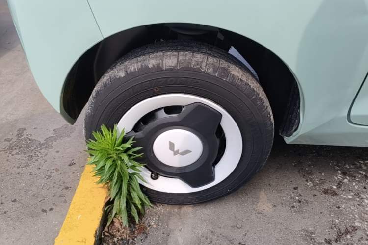 Used Wuling Hongguang MINIEV 2022 Macaron Fashion Model Lithium Iron Phosphate Right Rear Wheel Hub