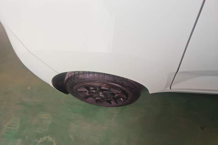 Used Wuling Hongguang MINIEV 2022 Macaron Fashion Model Lithium Iron Phosphate Right Rear Wheel Hub
