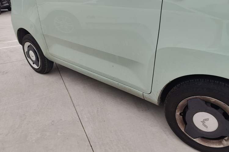Used Wuling Hongguang MINIEV 2022 Macaron Premium Model – Lithium Iron Phosphate Right Side Sill