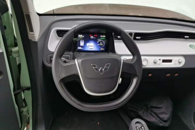 Used Wuling Hongguang MINIEV 2022 Macaron Fashion Model Lithium Iron Phosphate Steering Wheel