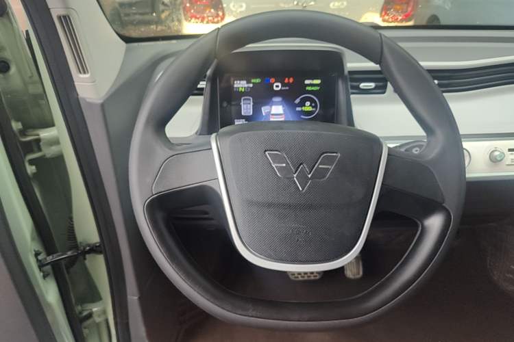 Used Wuling Hongguang MINIEV 2022 Macaron Premium Model – Lithium Iron Phosphate Steering Wheel