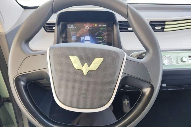 Used Wuling Hongguang MINIEV 2022 Macaron Premium Model – Lithium Iron Phosphate Steering Wheel