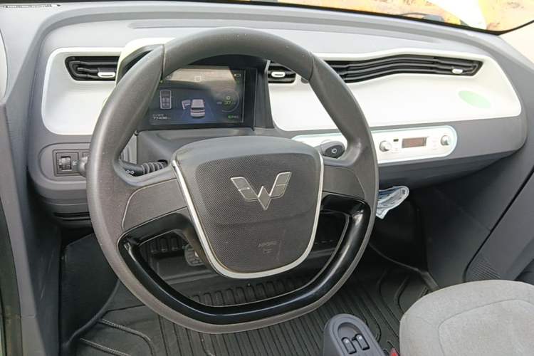 Used Wuling Hongguang MINIEV 2022 Macaron Premium Model – Lithium Iron Phosphate Steering Wheel