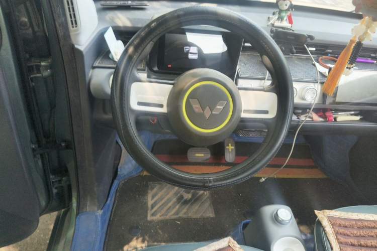 Used Wuling Hongguang MINIEV 2022 GAMEBOY 300km Enthusiast Model with Lithium Iron Phosphate Steering Wheel