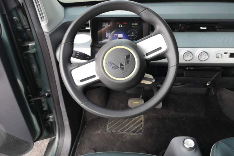 Used Wuling Hongguang MINIEV 2022 GAMEBOY 300km Enthusiast Model with Lithium Iron Phosphate Steering Wheel