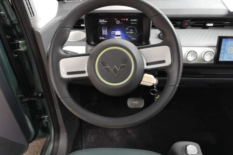Used Wuling Hongguang MINIEV 2022 GAMEBOY 300km Enthusiast Model with Lithium Iron Phosphate Steering Wheel