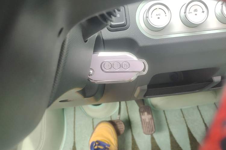 Used Wuling Hongguang MINIEV 2022 Macaron Premium Model – Lithium Iron Phosphate Vehicle Key