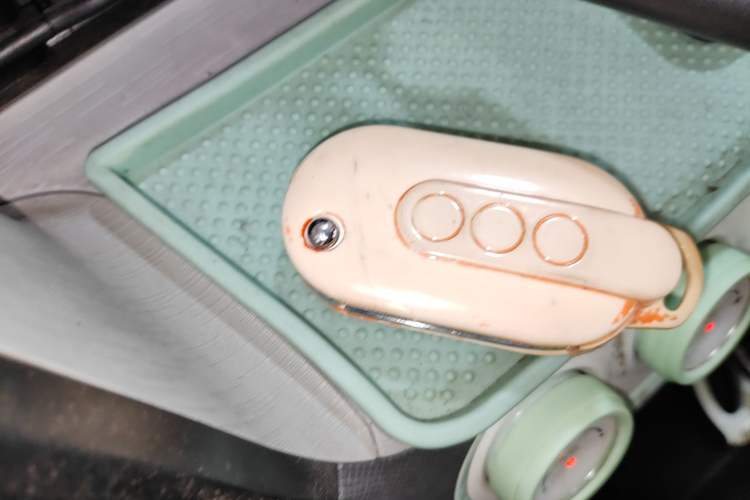 Used Wuling Hongguang MINIEV 2022 Macaron Premium Model – Lithium Iron Phosphate Vehicle Key