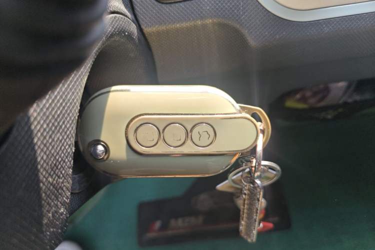 Used Wuling Hongguang MINIEV 2022 Macaron Premium Model – Lithium Iron Phosphate Vehicle Key