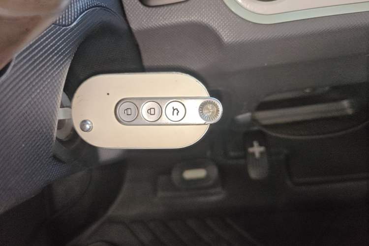 Used Wuling Hongguang MINIEV 2022 Macaron Premium Model – Lithium Iron Phosphate Vehicle Key