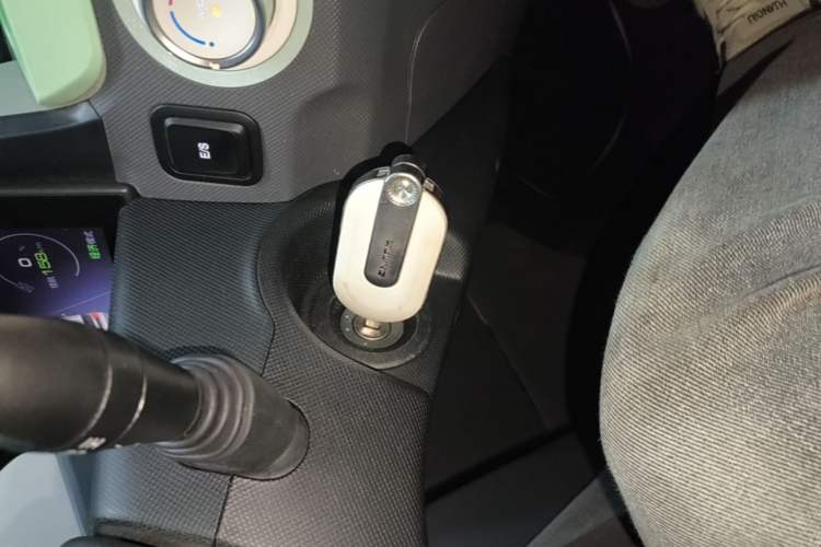 Used Wuling Hongguang MINIEV 2022 Macaron Premium Model – Lithium Iron Phosphate Vehicle Key