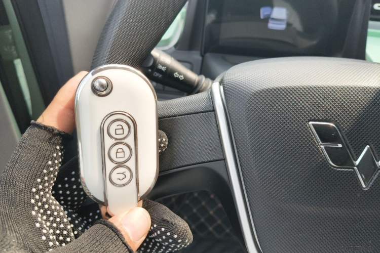 Used Wuling Hongguang MINIEV 2022 Macaron Premium Model – Lithium Iron Phosphate Vehicle Key