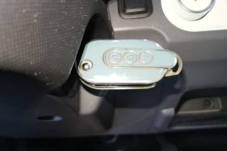 Used Wuling Hongguang MINIEV 2022 Macaron Premium Model – Lithium Iron Phosphate Vehicle Key