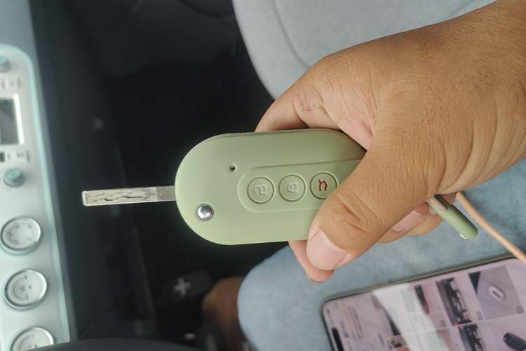 Used Wuling Hongguang MINIEV 2022 Macaron Premium Model – Lithium Iron Phosphate Vehicle Key