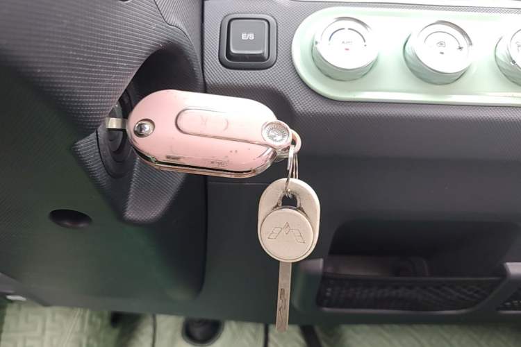 Used Wuling Hongguang MINIEV 2022 Macaron Premium Model – Lithium Iron Phosphate Vehicle Key