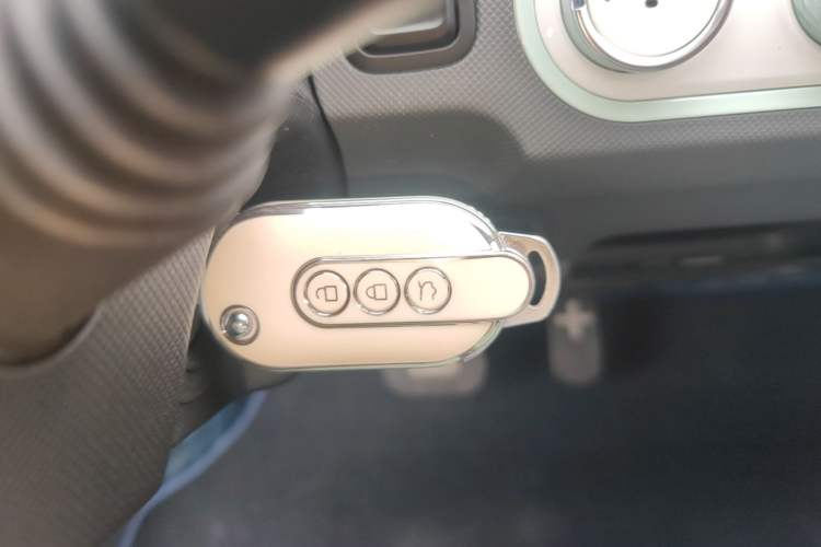 Used Wuling Hongguang MINIEV 2022 Macaron Premium Model – Lithium Iron Phosphate Vehicle Key