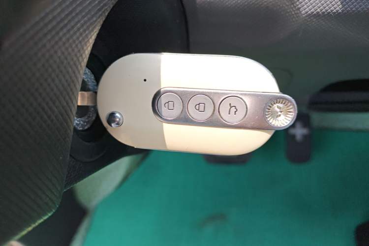 Used Wuling Hongguang MINIEV 2022 Macaron Premium Model – Lithium Iron Phosphate Vehicle Key