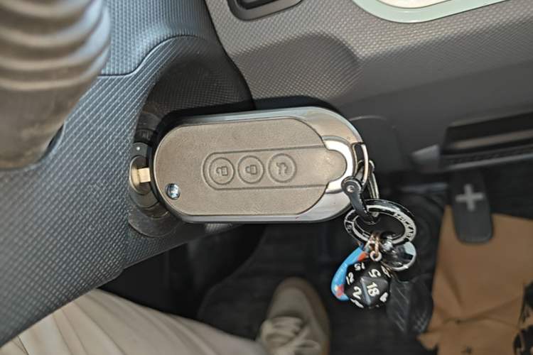 Used Wuling Hongguang MINIEV 2022 Macaron Premium Model – Lithium Iron Phosphate Vehicle Key