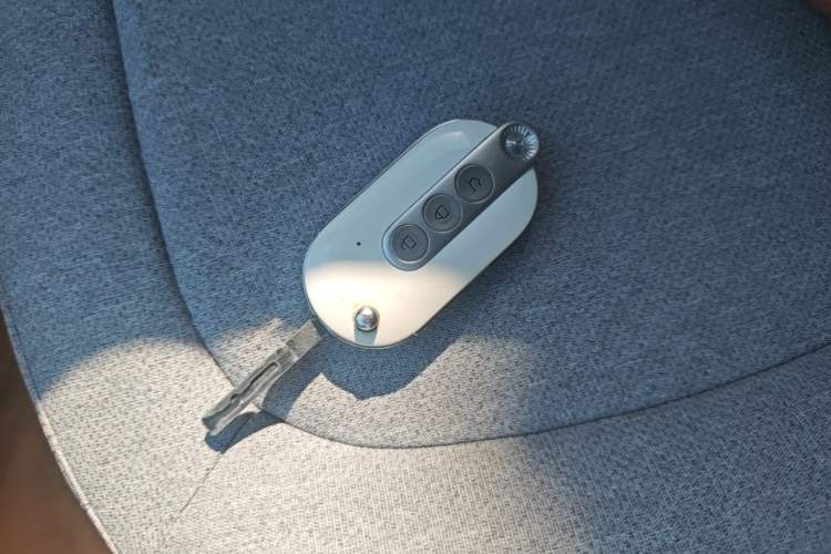 Used Wuling Hongguang MINIEV 2022 Macaron Premium Model – Lithium Iron Phosphate Vehicle Key