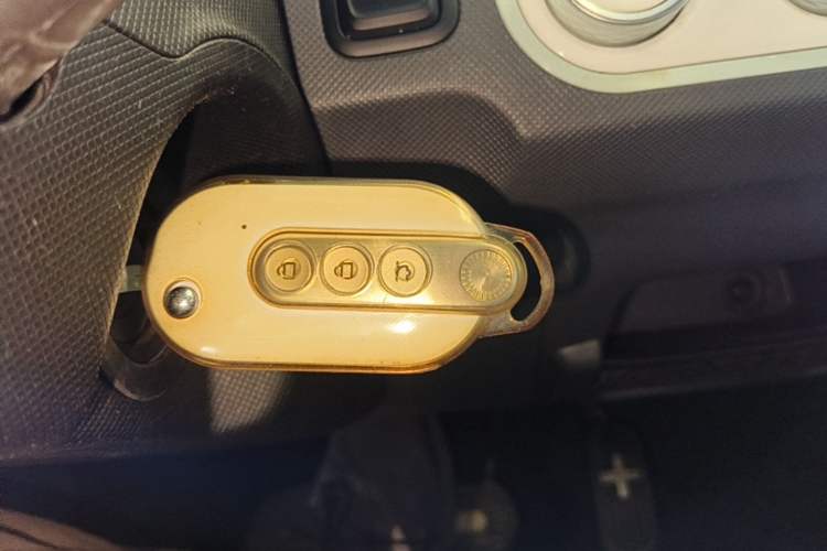 Used Wuling Hongguang MINIEV 2022 Macaron Premium Model – Lithium Iron Phosphate Vehicle Key