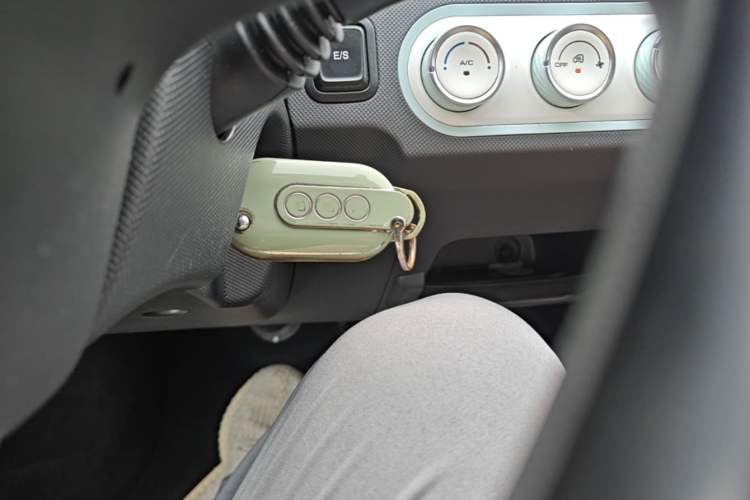 Used Wuling Hongguang MINIEV 2022 Macaron Premium Model – Lithium Iron Phosphate Vehicle Key