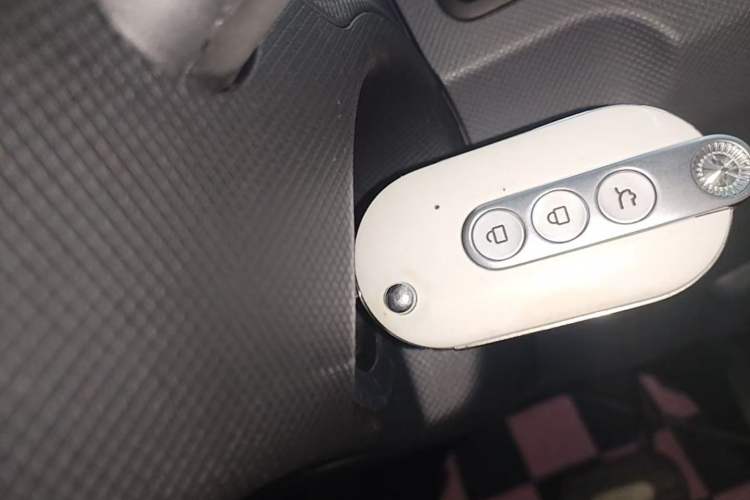 Used Wuling Hongguang MINIEV 2022 Macaron Premium Model – Lithium Iron Phosphate Vehicle Key