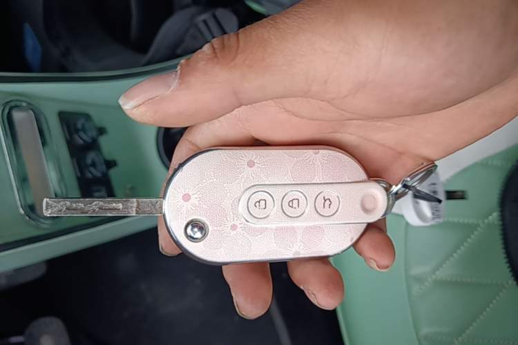 Used Wuling Hongguang MINIEV 2022 Macaron Premium Model – Lithium Iron Phosphate Vehicle Key